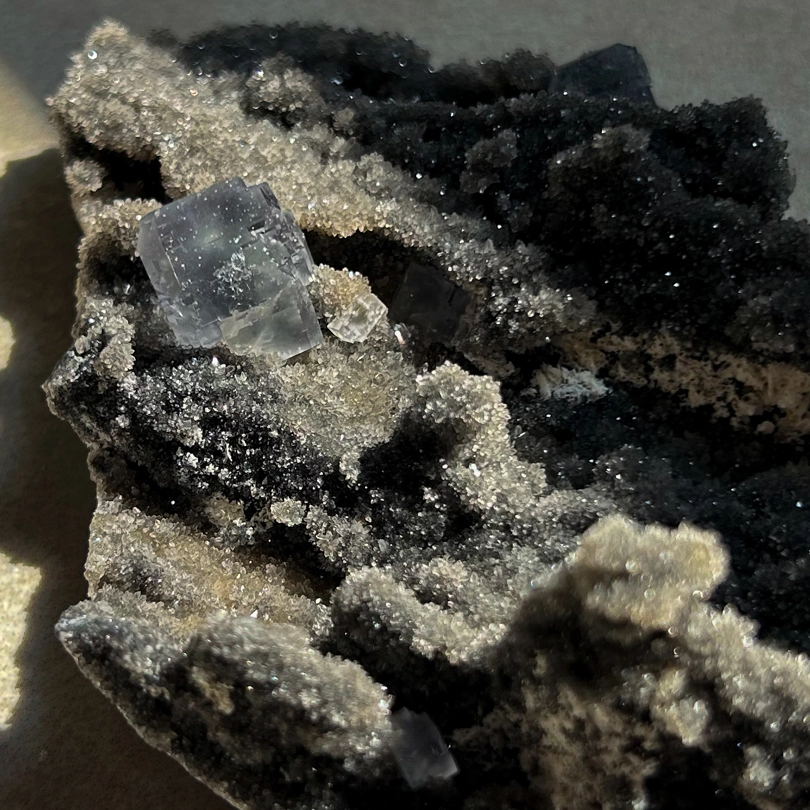 Calcedonio nero con Fluorite blu cubica